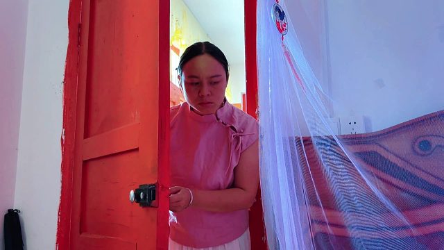 小夫妻分床睡3年，媳妇听见老公房间有动静，推开房门当场发飙