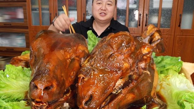 岳父送来两颗羊头，阿强做酱焖羊头，肉质软烂配油泼面绝啦！