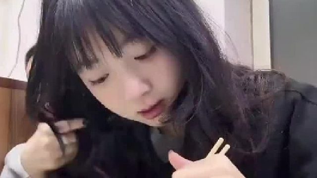 女生吃饭头发老是掉，没想到男友竟然这样子