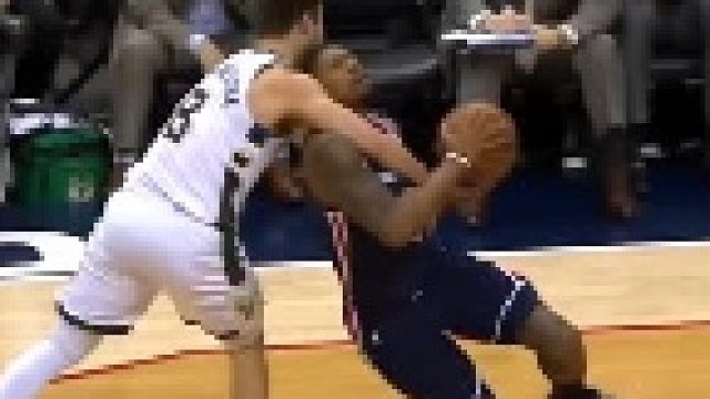 同样是面对对方凶狠犯规，科比的这波回应太帅了。