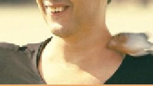 两人为了比谁更狠，竟把食人鱼扔进了裤裆