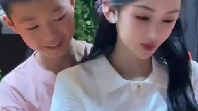 儿子抱着妈妈让她尝试摸蜥蜴，妈妈吓得一秒弹开