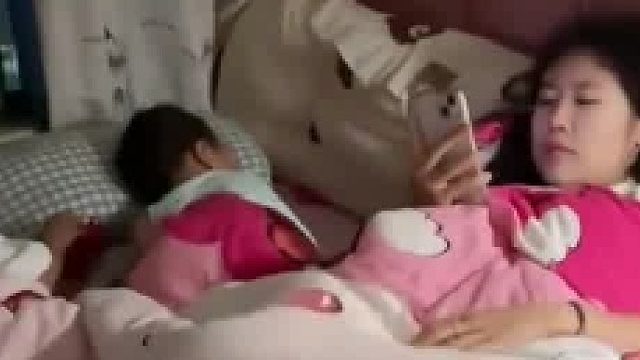 姐姐和相差16岁双胞胎弟弟在家，隔着屏幕都能感觉到姐姐的怨气