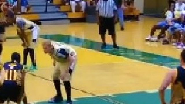 呀！防守者被晃倒后，紧接着的是一个势大力沉的暴扣！