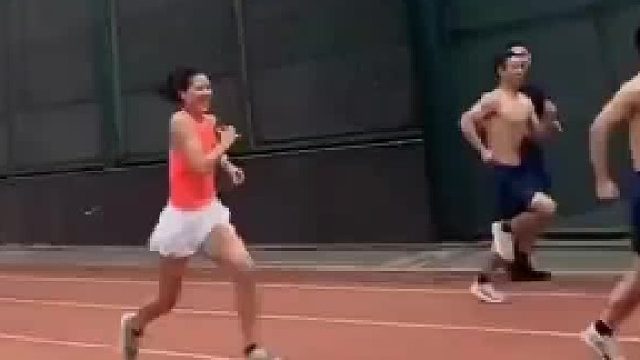 女子跑步偶遇一群“蓝朋友”，偷偷加速超越，分分钟被秒杀！