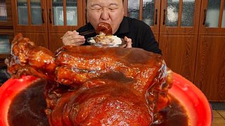網(wǎng)友留言想看肘子蓋飯，阿強(qiáng)做醬燜肘子拌飯，一大碗稀里糊涂吃完