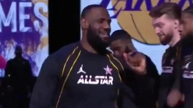 库里与詹姆斯赛前互动 阿克伦兄弟互动，赛前詹姆斯依照惯例撒镁粉