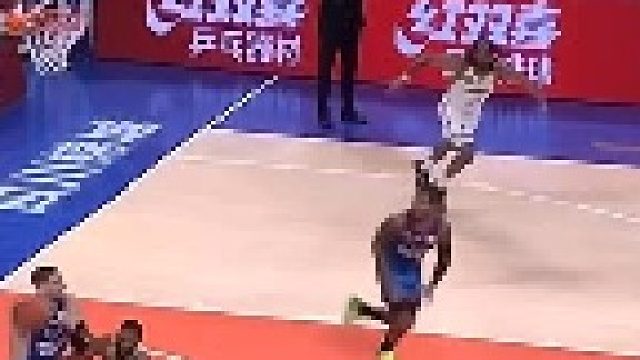 弗格太逗了，先把大韩撞到后又被对手顶翻了（大韩这大体格子都能撞倒）