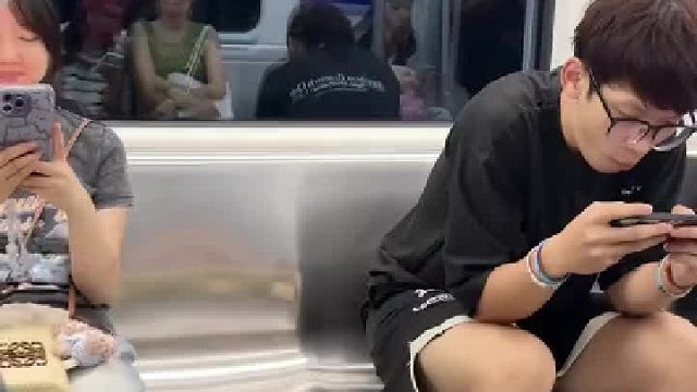 谁能告诉我她怎么上地铁的？