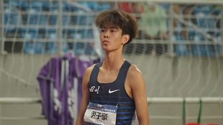 炸裂！16歲中國(guó)飛人800米狂飆打破35年紀(jì)錄，后程發(fā)力太無(wú)敵了