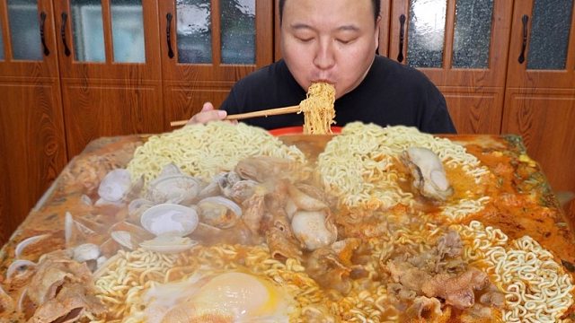 粉丝点的辣八爪鱼泡面终于安排啦，4包泡面各种小海鲜吃到爽！