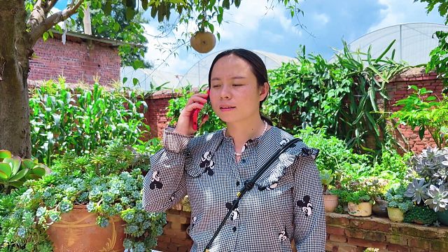 媳妇接了个电话，偷偷跑了出去，老公跟去一探究竟