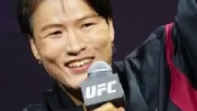 方便直播回复网友评价80公斤的我也不一定能打过张伟丽