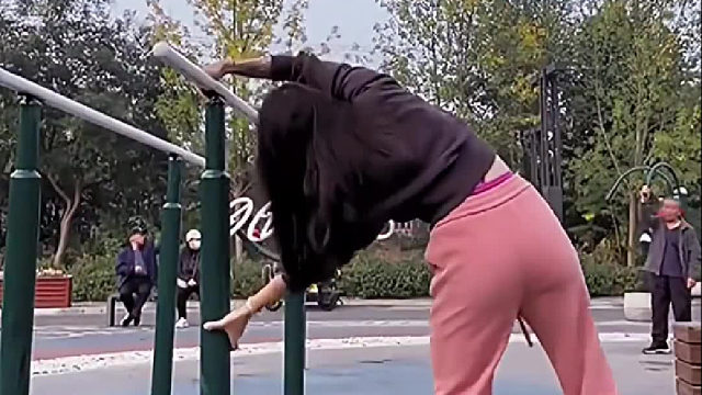 对面的大爷也起来了