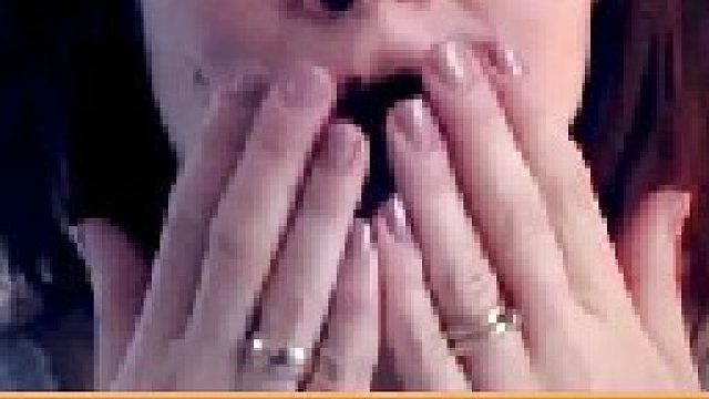 女人的嘴眼被线封住，而她永远想不到罪魁祸首竟然是她