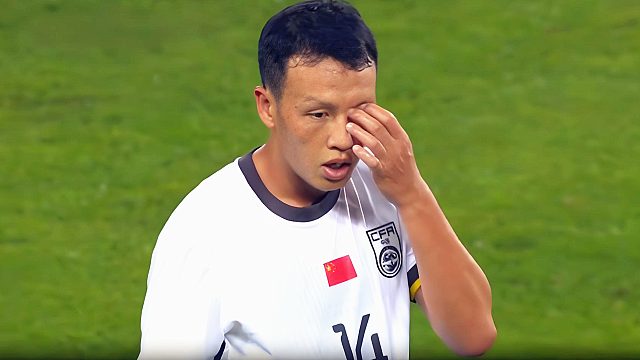 太离谱！高天意传球变解围10米高，国足临时主帅看愣住了