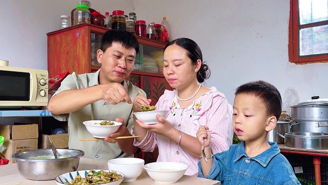 农村生活就是好，吃着粗茶淡饭，过着自给自足的生活，真惬意！