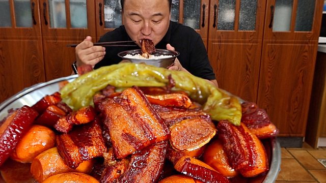 买了十几斤五花肉，阿强做济南把子肉，肥而不腻，入口即化，过瘾