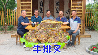 買(mǎi)一整個(gè)牛排叉，鐵鍋燉半天做成“醬香牛排叉”，哥們侄子啃美了