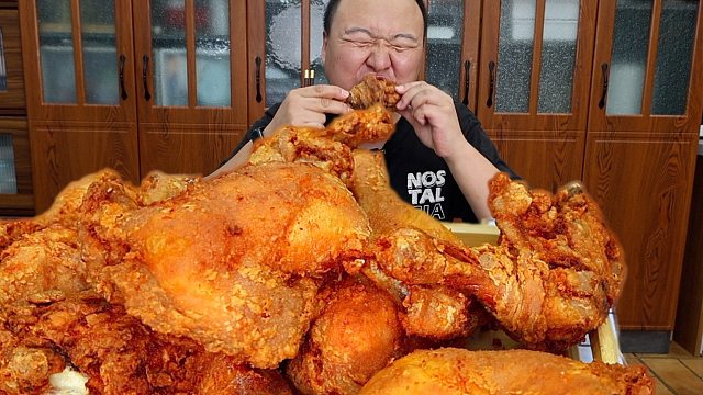 网友想看炸鸡，阿强安排啦，炸鸡配火鸡面，辣爽过瘾，停不下来