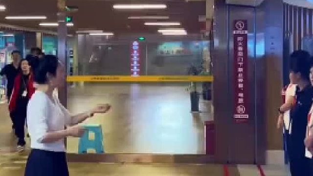 五个人开会迟到了，经理只让两只脚进公里