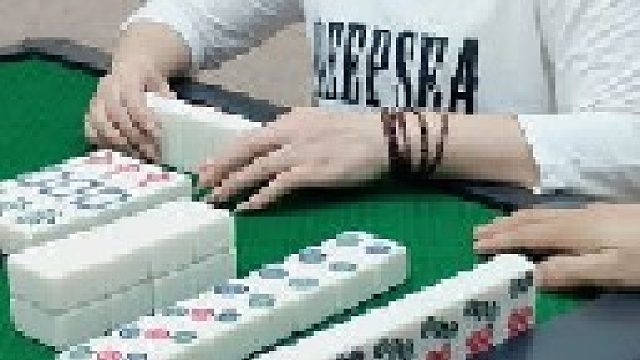 哦吼！小姐姐猛的杠上开了，列牌精神吗？