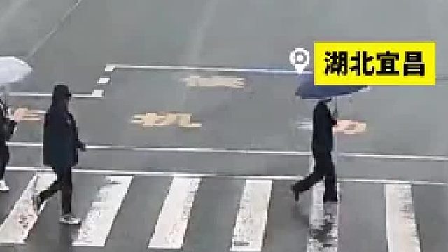 跑车转弯突然打滑，接下来一顿神操作，直接就成了事故车
