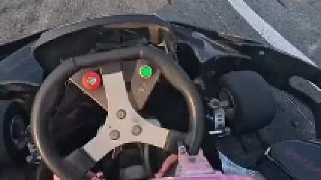 女子第一次玩卡丁车，没有考过驾照