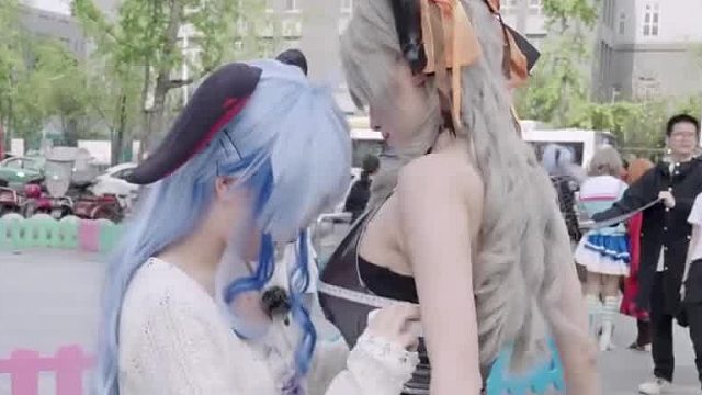 为了打入美女内部 小哥不惜使用海绵增加自己的实力