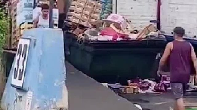 小伙拉货下坡倒下一排，结果下一秒直接全军覆没