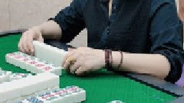 哦吼！小姐姐这牌你胡得进吗？