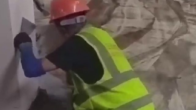 不管是水泥地的细缝，还是环氧地坪的破损，一抹就平，颜色还能跟原地面匹配，补完跟没坏过一样。