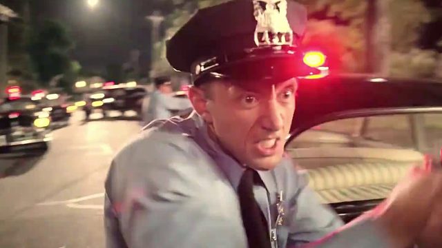 警察朝着男人开枪时，地下突然窜出一只野兽，替男人挡住了子弹