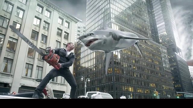 天空中飞来鲨鱼，男人举起电锯把它劈成两半，这个导演脑洞太大了