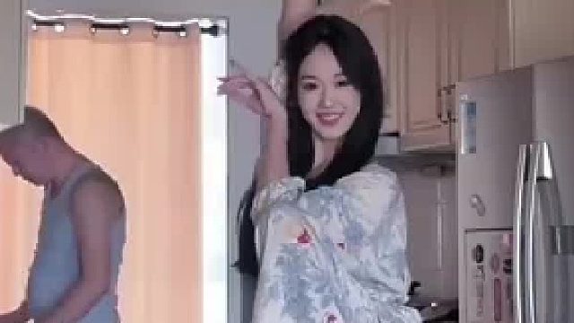 都是爱人如养花，妻子在前面跳舞，身后丈夫表情成亮点！