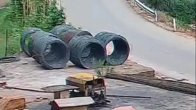 三轮车拐弯侧翻又立起，随后淡定开走震惊路人