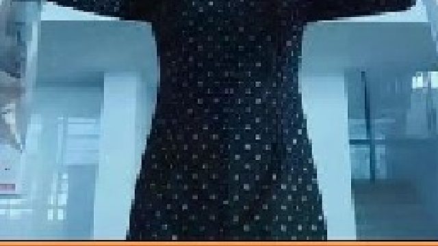 女孩为替弟弟报仇，竟把食人鱼倒进了泳池