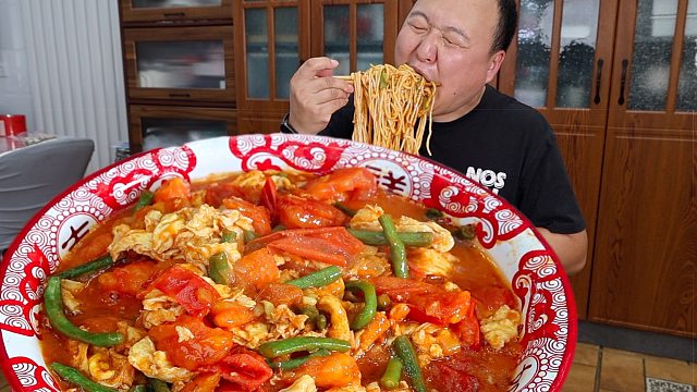 河南人夏天的第一碗面，河南捞面条来一大碗，太带劲啦！不孬