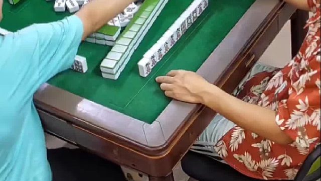 打麻将被麻友打懵懵了。