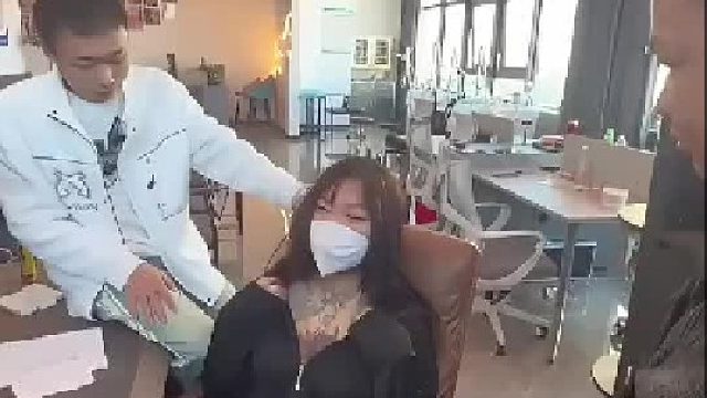 孩子不懂事身上乱写字，上班没人要家人都嫌弃毁了自己。