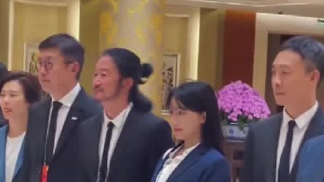 哇！看李子柒旁边站的都是谁呀？ 帅