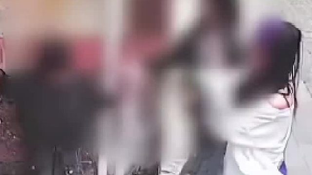 小孩子踩爆水管，浪费了吨水，大人领着小孩什么都没说就走了！