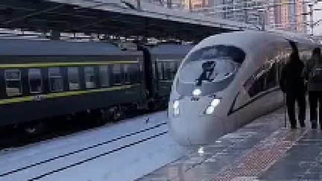 高铁挡风玻璃都是冰