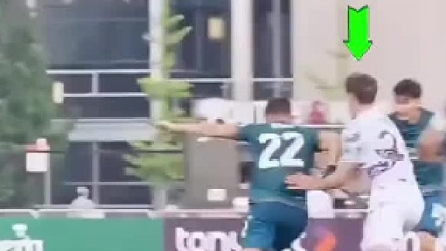 挑衅无效！裁判黄牌警告震慑全场_