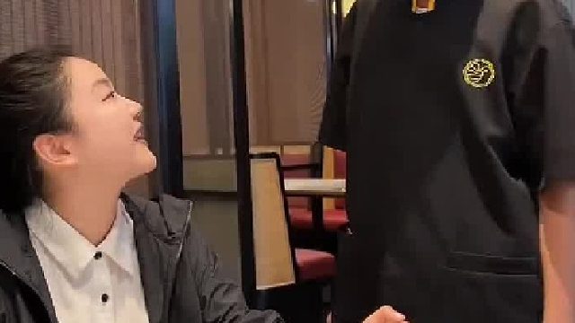 吃饭遇到了打暑假工的学生，他不仅偷吃还要从中间再赚点零花钱