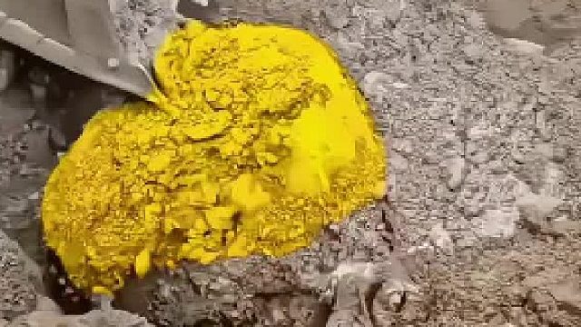 矿区挖出一块“金翡”，大哥当场让人388万买下，一刀切开，世界安静了……