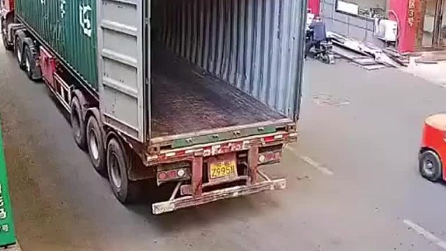 卸车工打开车门嘴就没停过