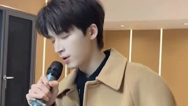 王星越吴谨言新剧CP感满满，戏外只要对视就笑