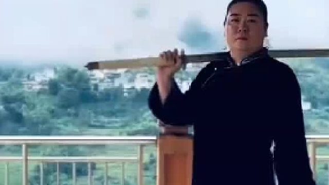 女子看似笨壮却使出炫耀的刀法让人拍手叫绝！