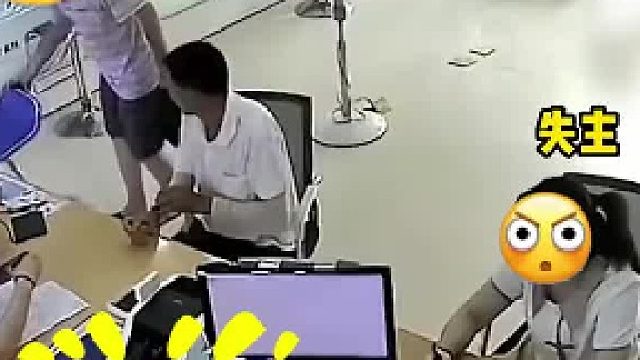 女子手机被盗去补卡，恰巧撞上前来刷机的小偷，将其当场抓住